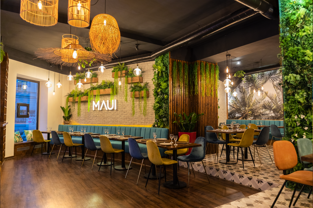 🎄 Location für Firmenweihnachtsfeier in München: Exotisches Ambiente & Genuss im MAUI Nymphenburg | MAUI Hawasian & Vietnamese Restaurant München Gemütliche Innenaufnahme vom MAUI Nymphenburg – warmes Licht, moderne Holzdetails & entspanntes Asian-Fusion-Ambiente.