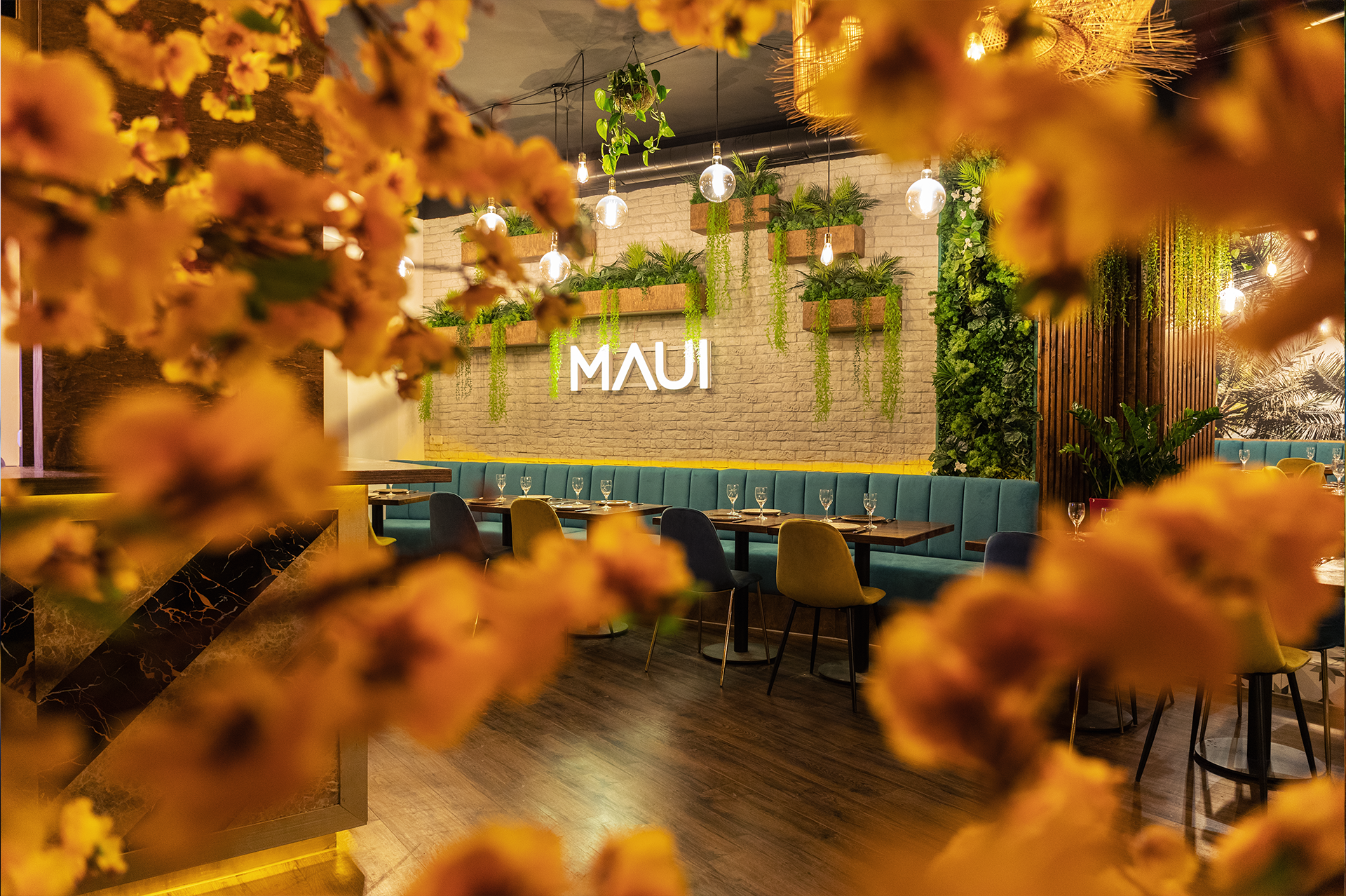 🎄 Location für Firmenweihnachtsfeier in München: Exotisches Ambiente & Genuss im MAUI Nymphenburg | MAUI Hawasian & Vietnamese Restaurant München Innenaufnahme MAUI Nymphenburg – modernes hawaiianisch-vietnamesisches Restaurant in München mit warmem Ambiente und Holzdesign.