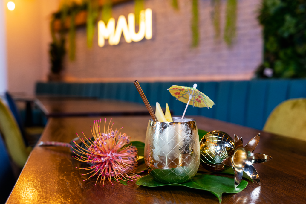 🎄 Location für Firmenweihnachtsfeier in München: Exotisches Ambiente & Genuss im MAUI Nymphenburg | MAUI Hawasian & Vietnamese Restaurant München Honolulu Juicer im Ananasglas – tropischer Cocktail im MAUI Nymphenburg.