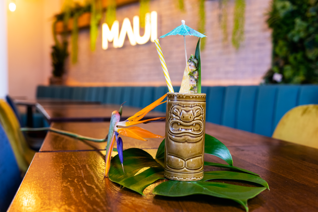 🎄 Location für Firmenweihnachtsfeier in München: Exotisches Ambiente & Genuss im MAUI Nymphenburg | MAUI Hawasian & Vietnamese Restaurant München Mai Tai im Tiki-Glas – ikonischer hawaiianischer Cocktail im MAUI Nymphenburg.