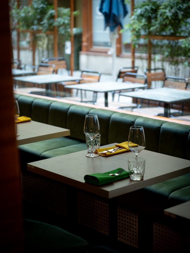 Separee mit Blick auf die Terrasse im ruhigen Hinterhof Maui Restaurant Muenchen Ludwigpalais | MAUI Hawasian & Vietnamese Restaurant München