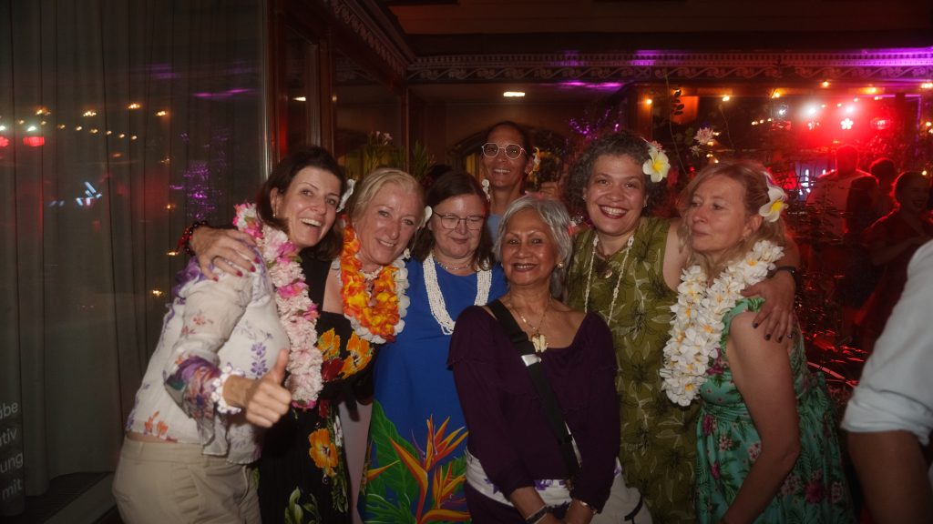 Silvesterparty im MAUI – Hawasian & Vietnamese Restaurant im Ludwigpalais München: festlich dekorierter Gastraum mit hawaiianischem Aloha-Ambiente, Gäste feiern den Jahreswechsel mit Dinner, Live-Sänger am frühen Abend und DJ ab 21 Uhr. Draußen auf der Ludwigstraße findet das offizielle Münchner Feuerwerk zwischen den Siegestoren statt. Ideal für Paare, Gruppen und Freunde, die ein exklusives Silvester in München erleben wollen.