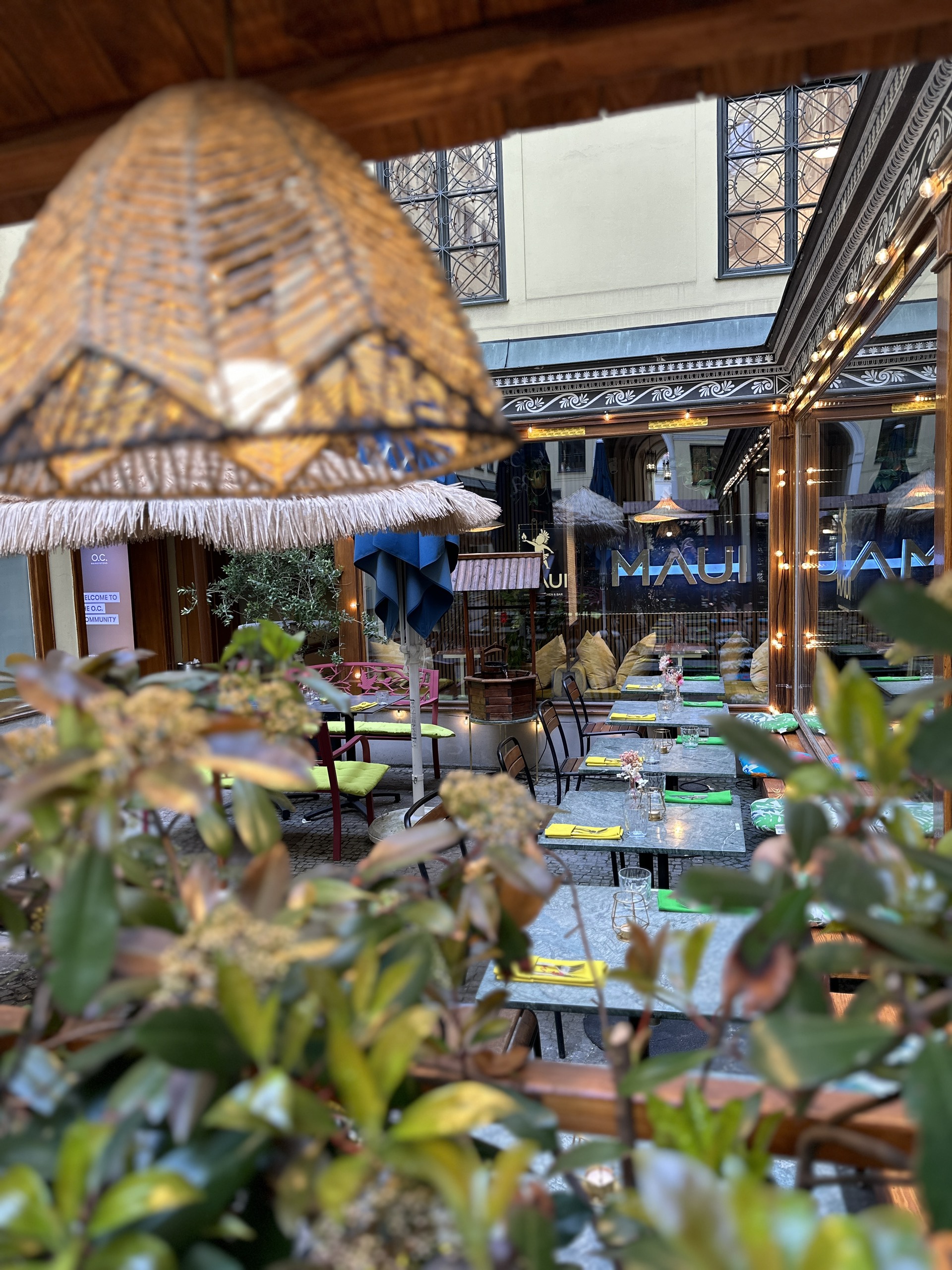 Sommerabend in München – Restaurant mit guter Stimmung in der Innenstadt