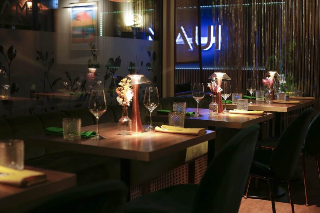 Stilvoll eingedeckter Gastraum im MAUI – Hawasian & Vietnamese Restaurant im Ludwigpalais in München, vorbereitet für ein exklusives Valentins-Dinner bei Kerzenlicht.