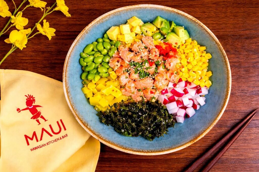 Welche Bowl passt zu dir? MAUI Signature, Aloha Salmon oder Mochiko Chicken | MAUI Hawasian & Vietnamese Restaurant München Poké Bowl mit frischem Lachs, Avocado, Edamame und Gemüse – farbenfrohe Bowl mit hawaiianischem Flair im MAUI München
