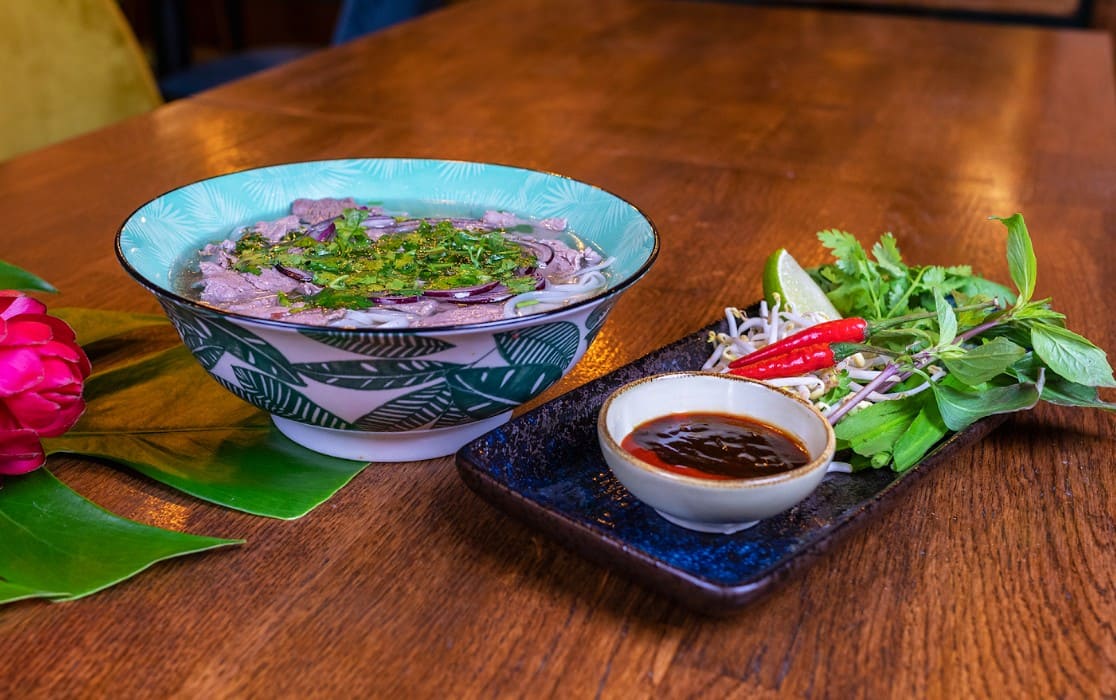 Asiatische Suppen: Von Miso über Kokossuppe bis Saimin | MAUI Hawasian & Vietnamese Restaurant München Asiatische Suppen: Von Miso über Kokossuppe bis Saimin