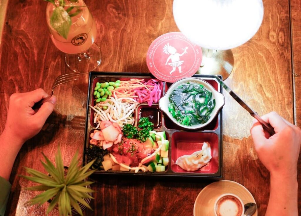 Asiatische Suppen: Von Miso über Kokossuppe bis Saimin | MAUI Hawasian & Vietnamese Restaurant München Bento Box