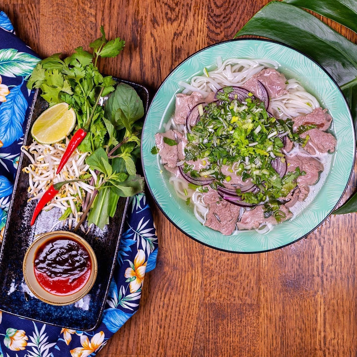 Vietnamesische Gerichte: Pho, Bun, Banh Mi & mehr entdecken | MAUI Hawasian & Vietnamese Restaurant München Vietnamesische Gerichte: Pho, Bun, Banh Mi & mehr entdecken